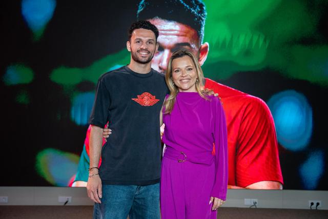 A jornalista Irene Palma entrevista Gonçalo Ramos na Cidade do Futebol