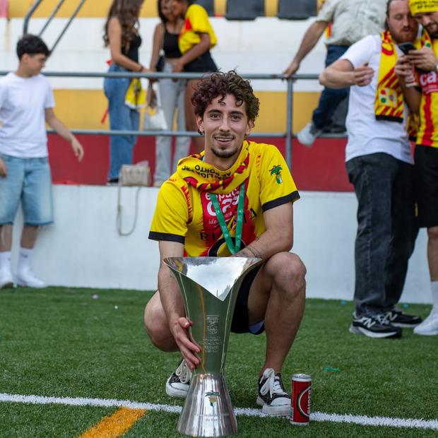Rui Costa com o troféu - Foto: Rui Costa/Instagram