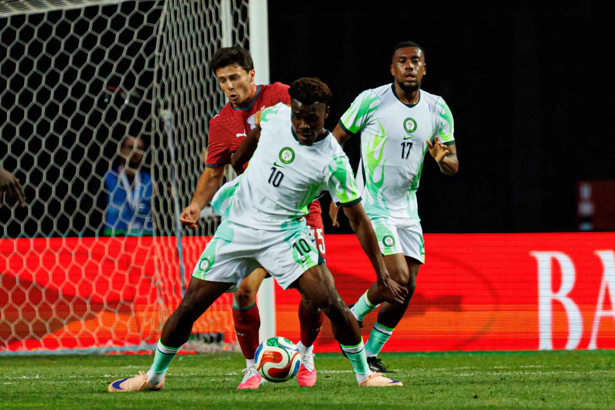 João Neves em duelo com Fisayo Dele-Bashiru. Foto: IMAGO (Portugal-Nigéria)