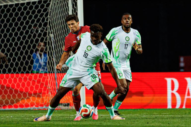 João Neves em duelo com Fisayo Dele-Bashiru. Foto: IMAGO (Portugal-Nigéria)