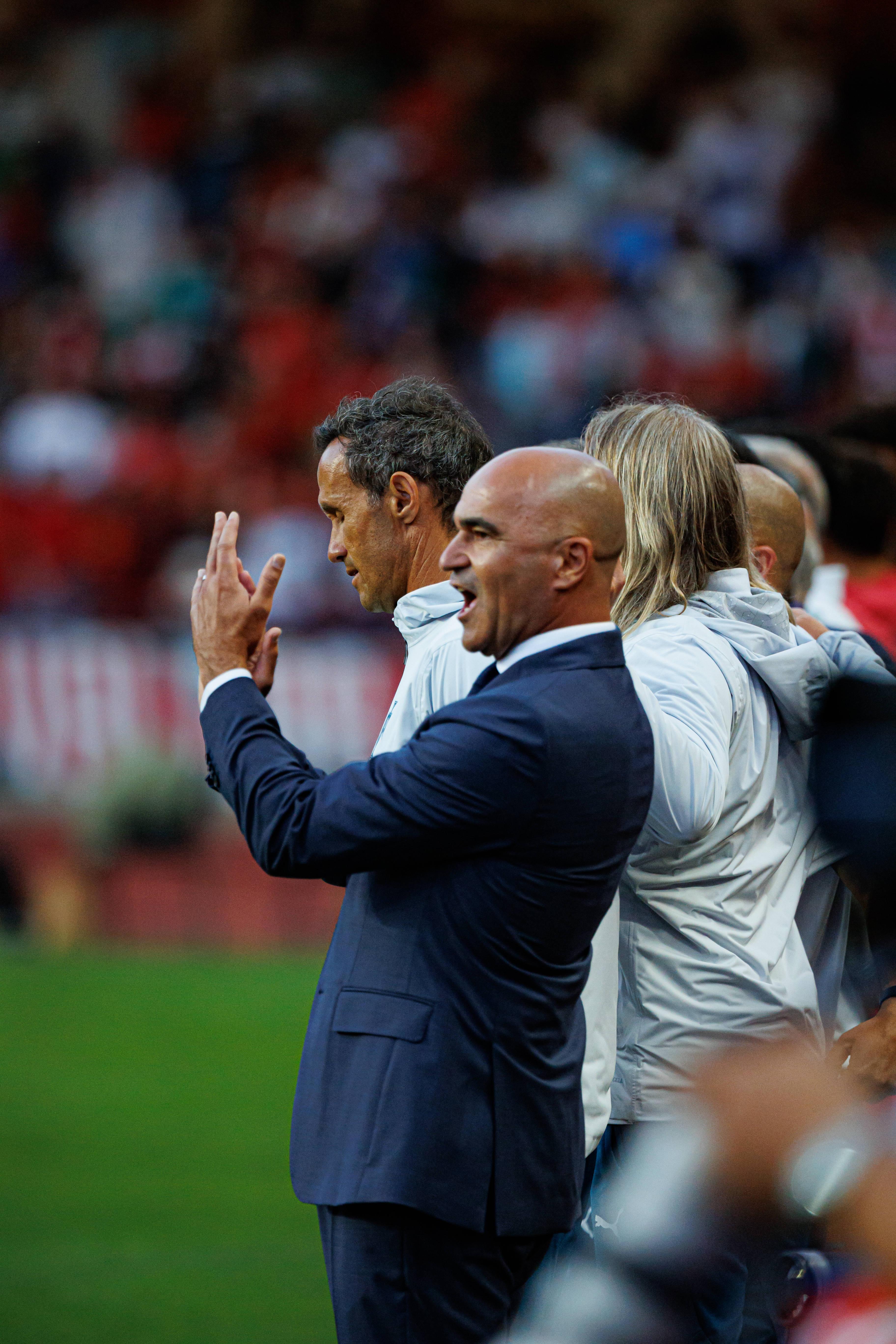 Roberto Martínez efusivo com o hino. Foto: IMAGO (Portugal-Nigéria)