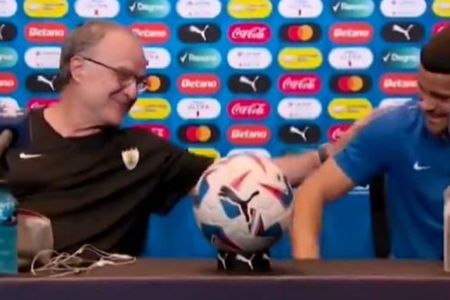 Vídeo: Bielsa desarma a sala com piada sobre Maxi Araújo