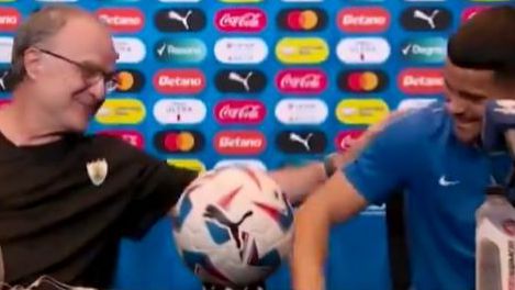 Vídeo: Bielsa desarma a sala com piada sobre Maxi Araújo