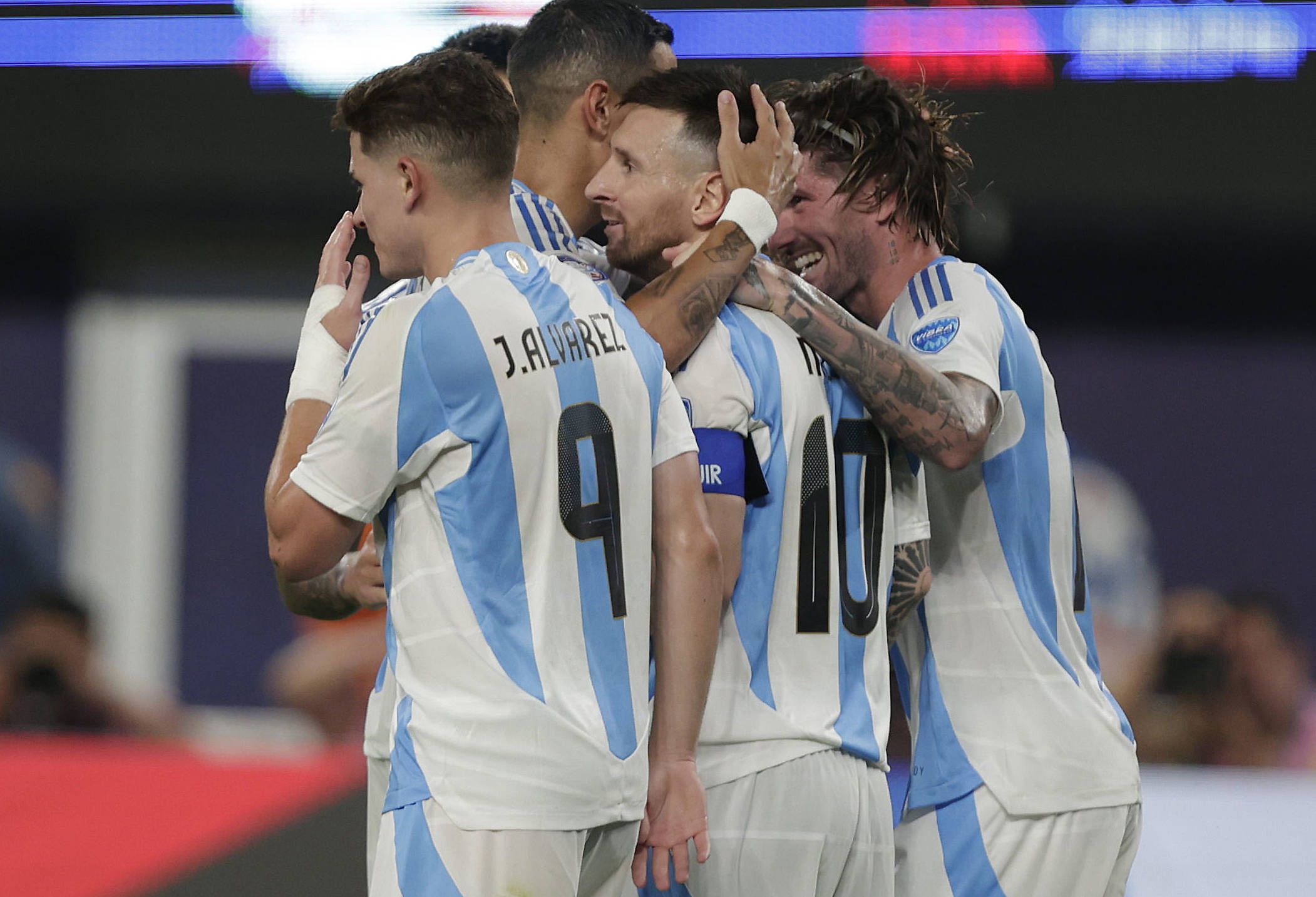 Álvarez e Messi marcam, Argentina vence Canadá e está na final