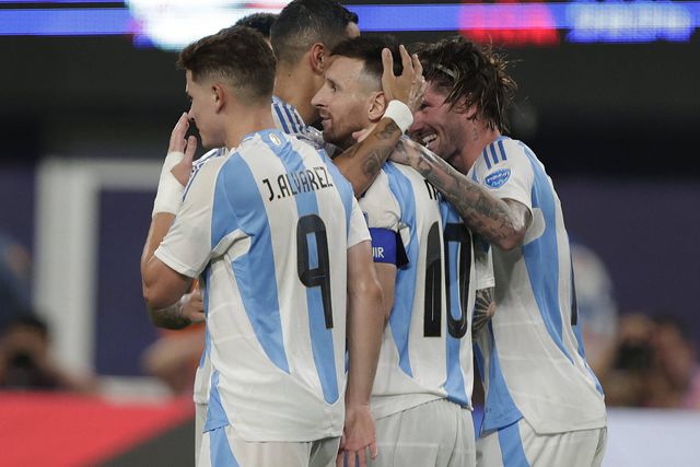 Álvarez e Messi marcam, Argentina vence Canadá e está na final