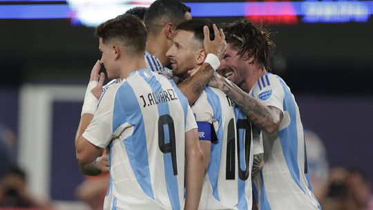 Álvarez e Messi marcam, Argentina vence Canadá e está na final