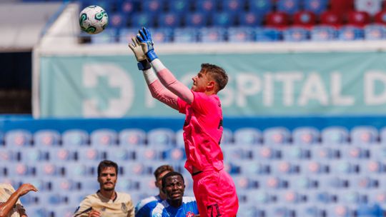 Estrela da Amadora: Meixedo a chegar do FC Porto; Régis ruma à Ucrânia e rende 300 mil euros