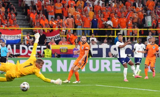 VÍDEO: fantástico Ollie Watkins coloca Inglaterra na final aos 90'!