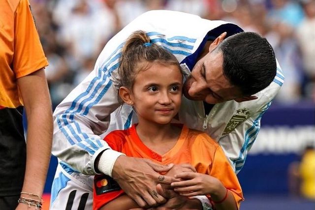 Di María entrou em campo com a filha mais nova