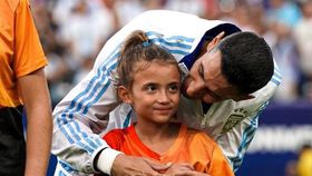 Di María entrou em campo com a filha mais nova