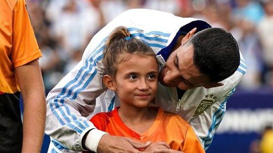 Di María entrou em campo com a filha mais nova