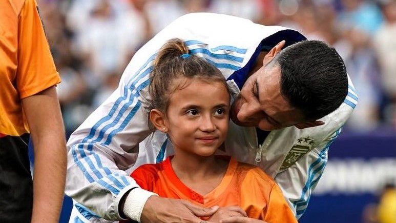 Di María entrou em campo com a filha mais nova