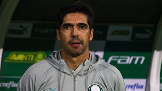 Adeptos invadem o CT do Palmeiras