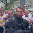 Vídeo: ingleses vão à loucura com polícia sósia de Gareth Southgate