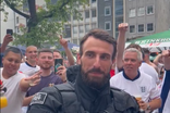 Vídeo: ingleses vão à loucura com polícia sósia de Gareth Southgate