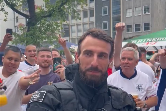 Vídeo: ingleses vão à loucura com polícia sósia de Gareth Southgate
