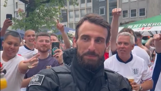 Vídeo: ingleses vão à loucura com polícia sósia de Gareth Southgate