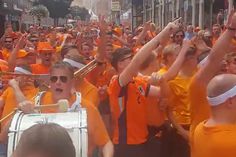 Adeptos neerlandeses cantam 'Hey Jude' para ingleses