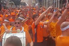 Adeptos neerlandeses cantam 'Hey Jude' para ingleses