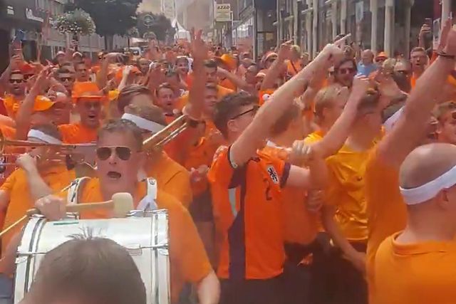 Adeptos neerlandeses cantam 'Hey Jude' para ingleses