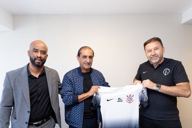 Corinthians anuncia substituto de António Oliveira