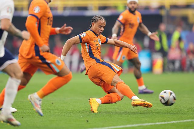 VÍDEO: golaço de Xavi Simons abre o marcador frente à Inglaterra