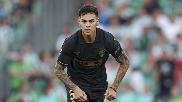 Enzo Barrenechea esteve cedido pelo Aston Villa ao Valência na última época