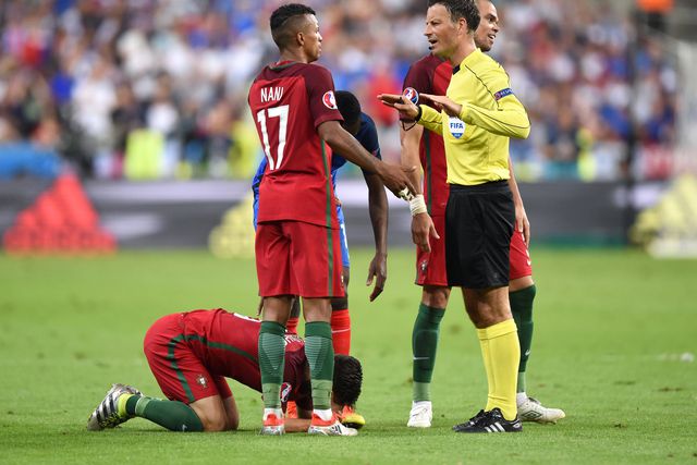 Mark Clattenburg apitou final do Euro 2016, que Portugal venceu