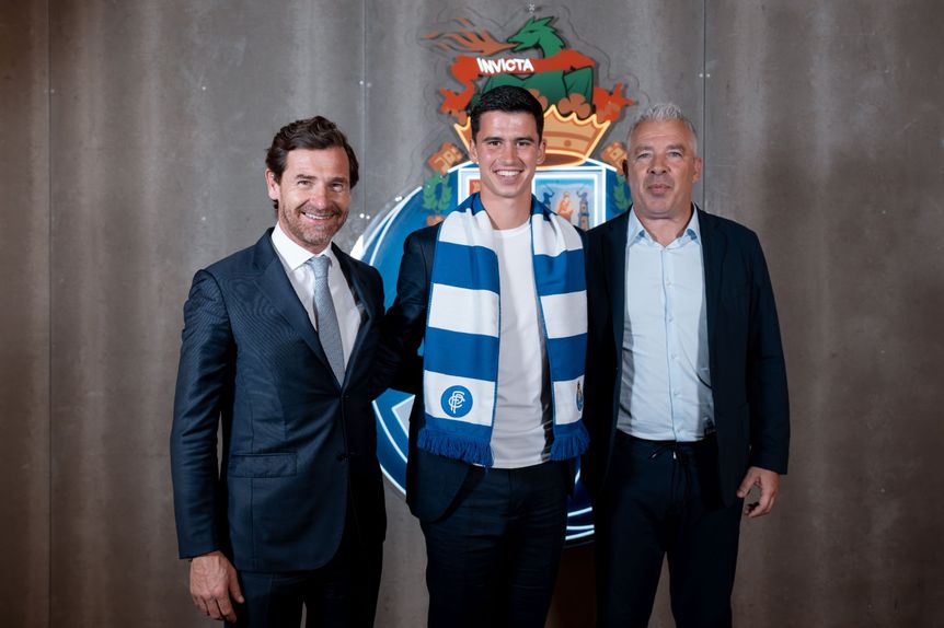 André Villas-Boas e Jorge Costa fizeram as honras da casa na apresentação do central croata (Foto: FC Porto)