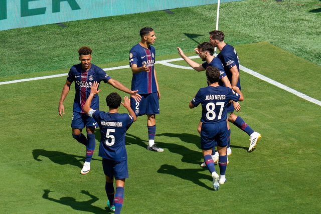 Jogadores do PSG a celebrarem um dos quatro golos ao Real Madrid