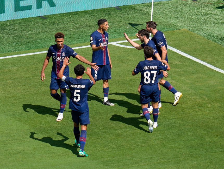 Jogadores do PSG a celebrarem um dos quatro golos ao Real Madrid