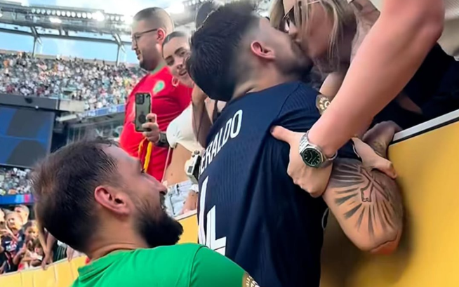 Quis beijar a namorada, mas precisou de... Donnarumma (vídeo)