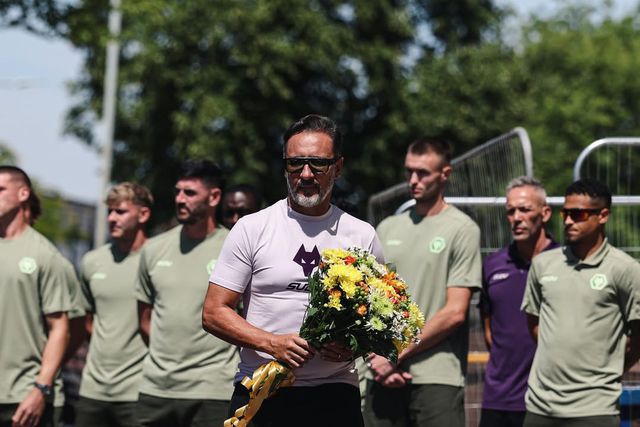 Vítor Pereira e plantel do Wolverhampton homenageiam Diogo Jota (vídeo e fotos)