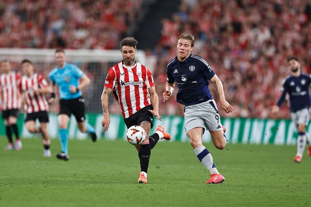 Yeray Álvarez disputa lance com Hojlund