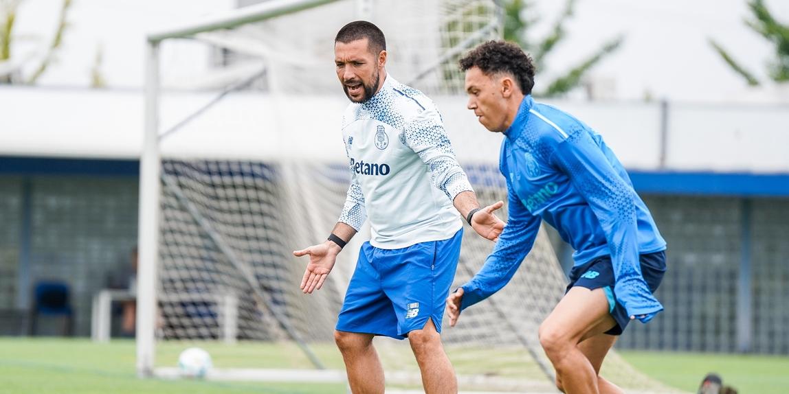 Farioli orientou mais uma sessão no Olival - Foto: FC Porto