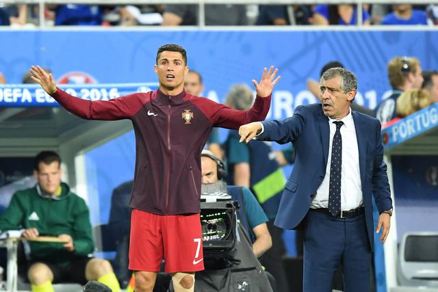 Ronaldo e Fernando Santos no banco na final do Euro 2016