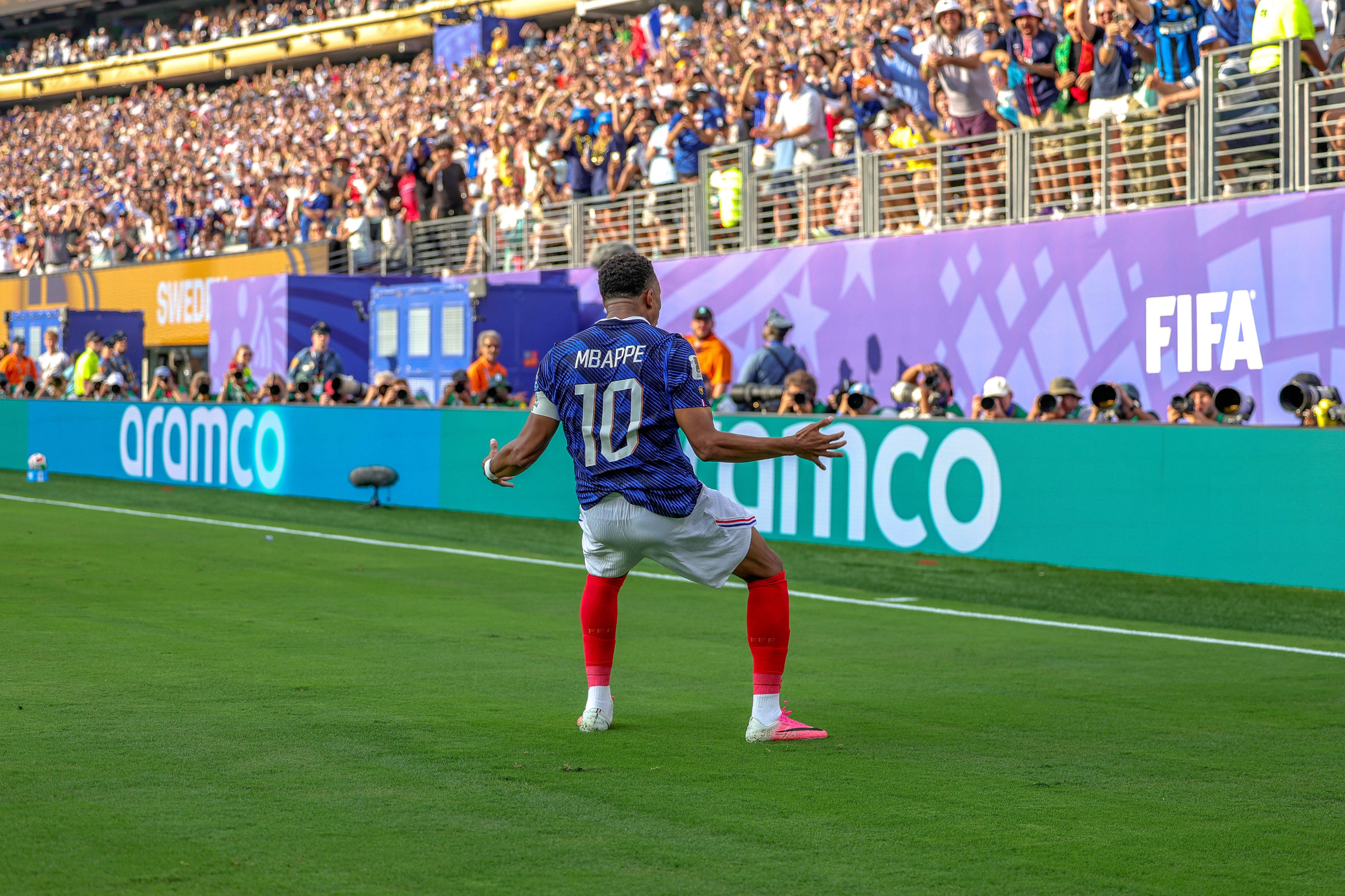 Mbappé a celebrar golo pela França