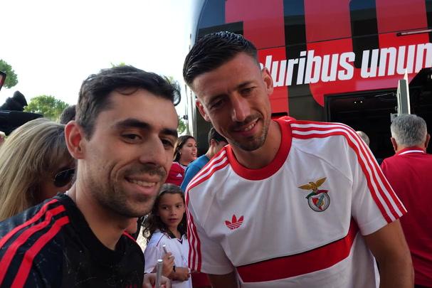 Lenglet com um adepto do Benfica no Algarve — Foto: SL Benfica
