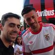 Lenglet com um adepto do Benfica no Algarve — Foto: SL Benfica
