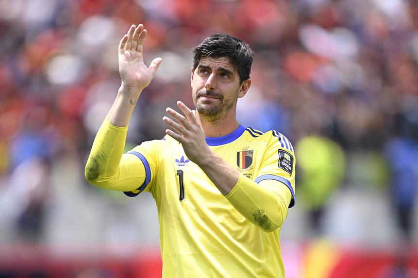 Courtois muito emotivo ao sair de campo (IMAGO)