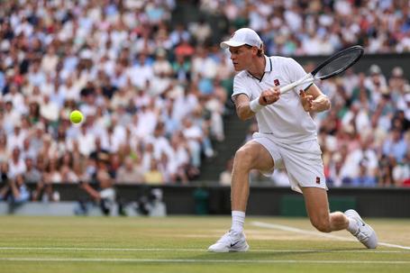 Sinner aplica triplo 6-4 a Djokovic e vai defender o título de Wimbledon