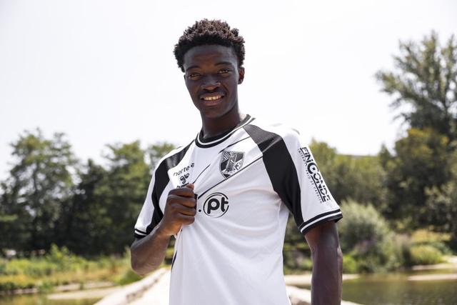 O médio-defensivo costa-marfinense, de 19 anos, Adams Koné - Foto: Vitória de Guimarães