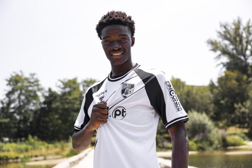 O médio-defensivo costa-marfinense, de 19 anos, Adams Koné - Foto: Vitória de Guimarães
