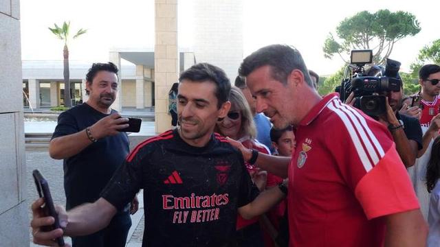 Adeptos do Benfica deram as boas-vindas a Marco Silva