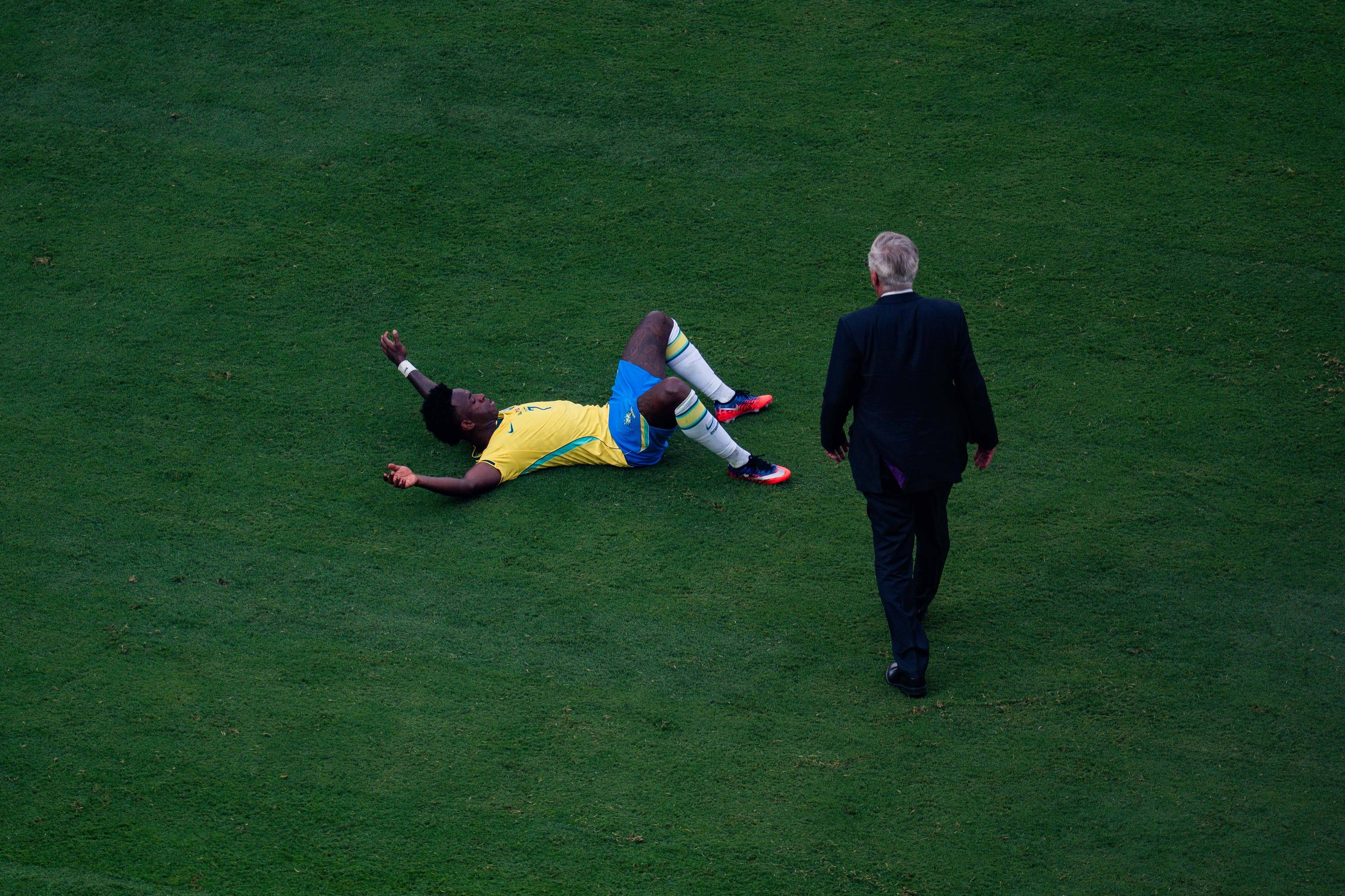 Vinícius Júnior no relvado com Ancelotti ao lado