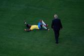 Vinícius Júnior no relvado com Ancelotti ao lado