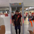 VÍDEO: guarda-redes espanhol barrado no detetor de metais do aeroporto