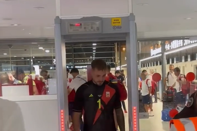 VÍDEO: guarda-redes espanhol barrado no detetor de metais do aeroporto