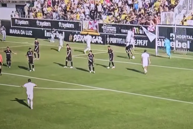 VÍDEO: adeptos da AD Fafe caem da bancada após queda de barreira