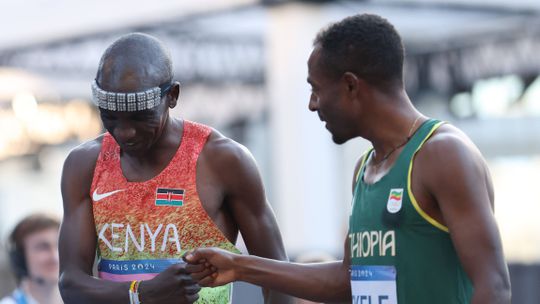 Bicampeão olímpico não completa maratona e faz isto… (vídeo)